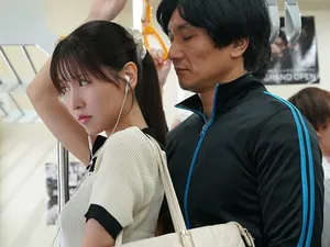 Tôi đã nhờ cô ấy giúp tôi tìm chiếc điều khiển TV nhưng cuối cùng lại thành ra một chiếc bánh kem