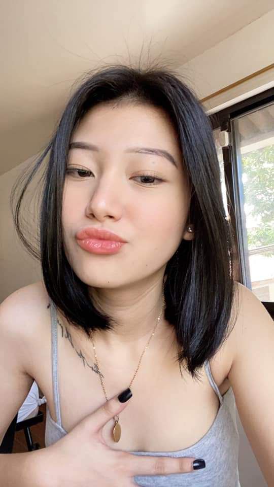 Cô gái nói chuyện và cười đùa ở giai đoạn đầu, nhưng cô ấy khóc và muốn về nhà ở giai đoạn sau