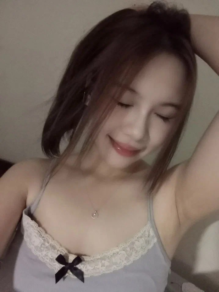 Chê chồng yêu cặc bé, vợ của con trai nhìn trộm bố gã chồng thủ dâm